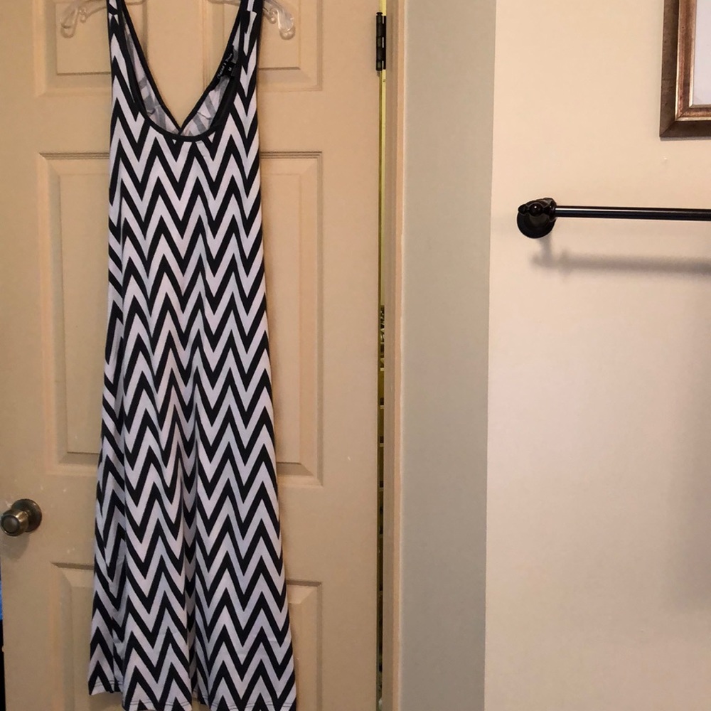 Black and white V print maxi dress